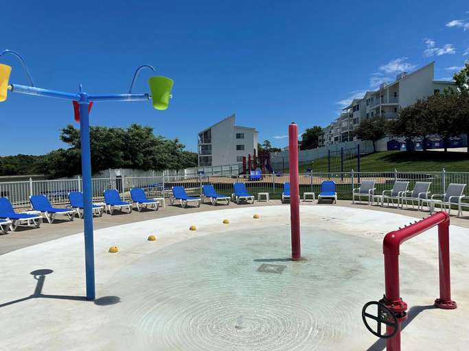 Others 5, Panoramic Sunset Escape Waterfront Condo for 7!, Camden
