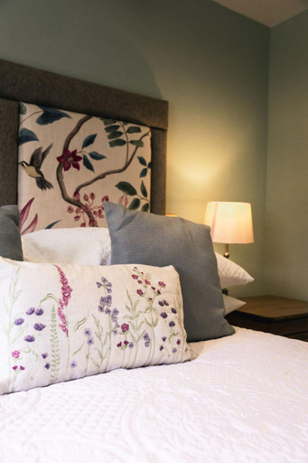 Bedroom, the Cartwheel Inn, Hampshire