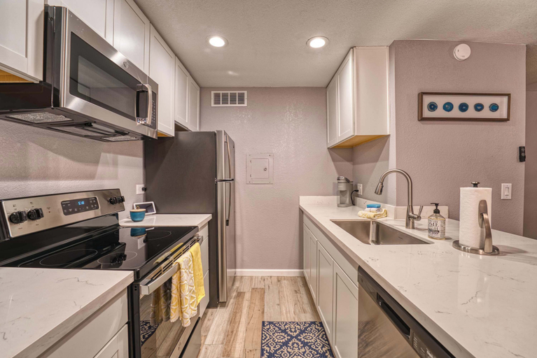 Others 5, 2BR Sleeps 6 Pool BBQ Gym Hot Tub & Bar Hopping!, Maricopa