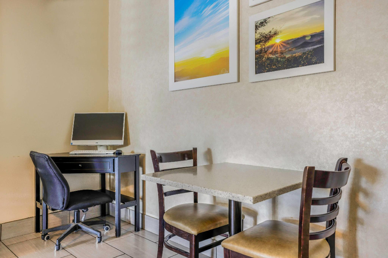 Food & Drinks 3, Days Inn by Wyndham Cortez, Montezuma