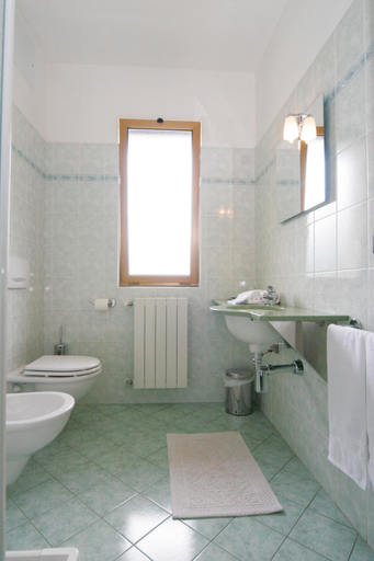 Bathroom 4, Motel Monterosa, Verbano-Cusio-Ossola