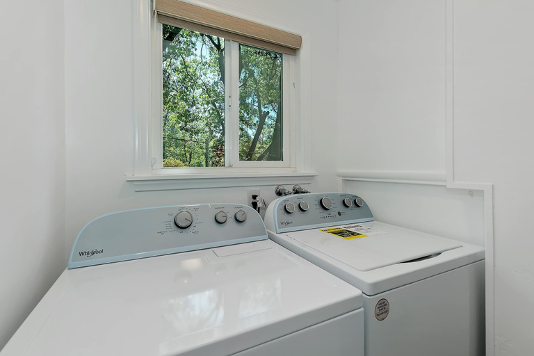Bathroom 4, Casa Del Lago Spacious 4 Story Gated Home, San Bernardino