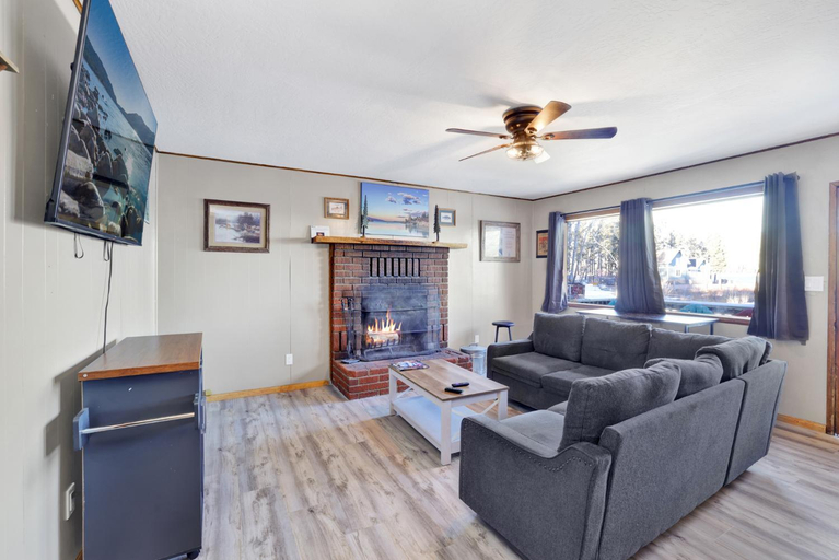 Others 2, Lakefront Family Cabin by Big Bear Vacations, San Bernardino