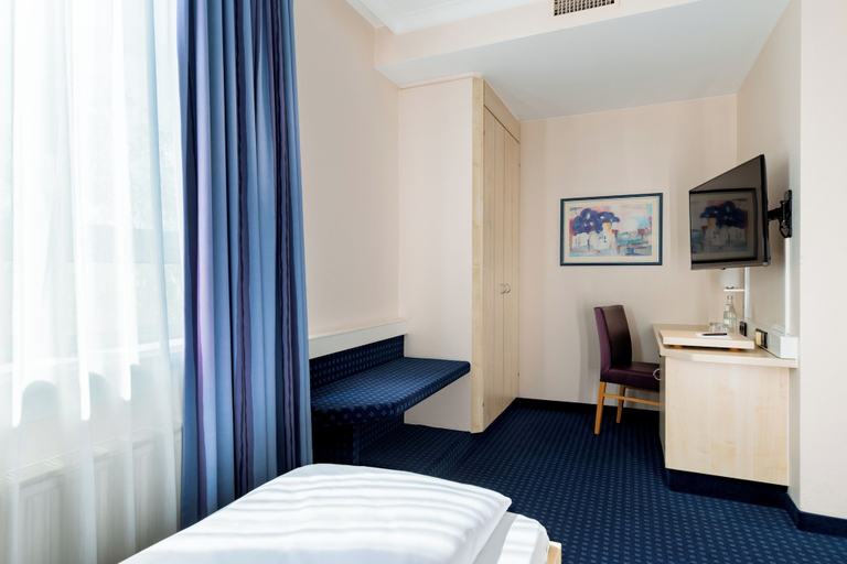 Bedroom 4, Rugs Hotel Augsburg, Trademark Collection by Wyndham, Augsburg