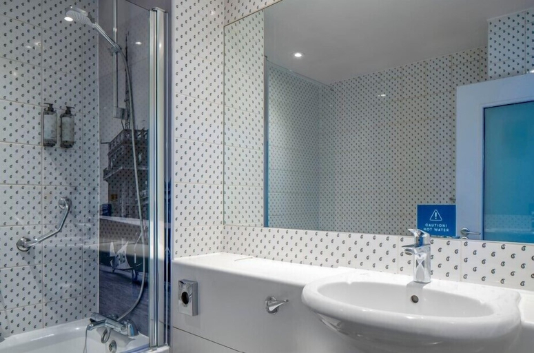 Bathroom 4, Gloucester Robinswood Hotel By Sunday, Gloucestershire