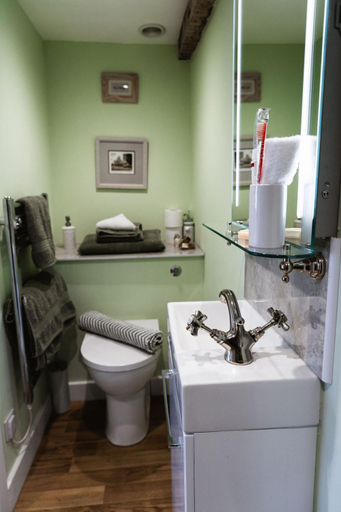 Bathroom, the Cartwheel Inn, Hampshire