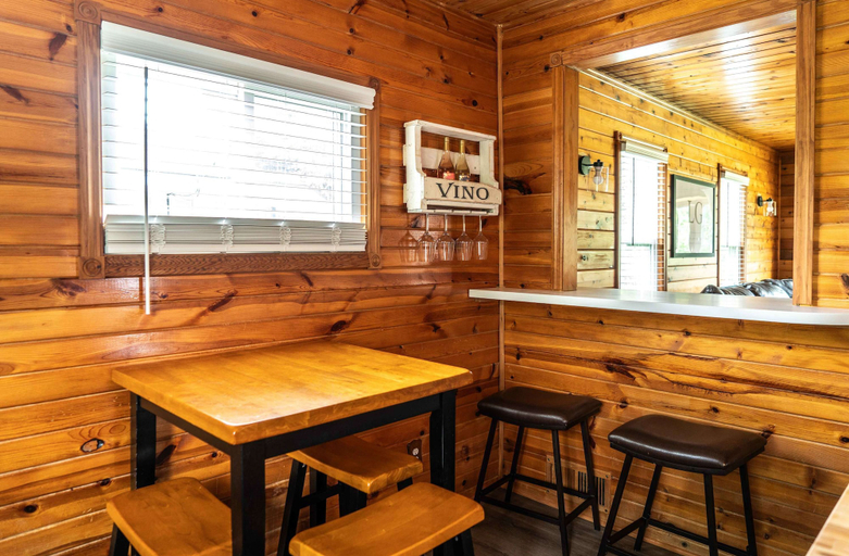 Food & Drinks, Pet Friendly Lake Geneva Getaway for 6!, Walworth