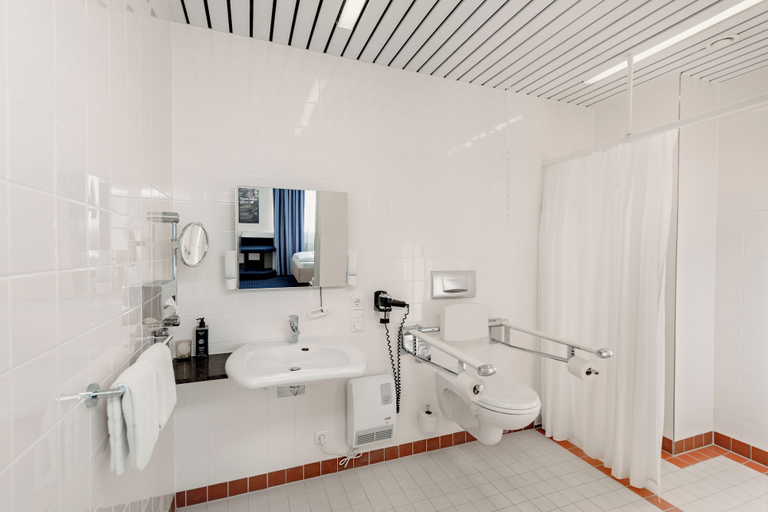 Bathroom 5, Rugs Hotel Augsburg, Trademark Collection by Wyndham, Augsburg