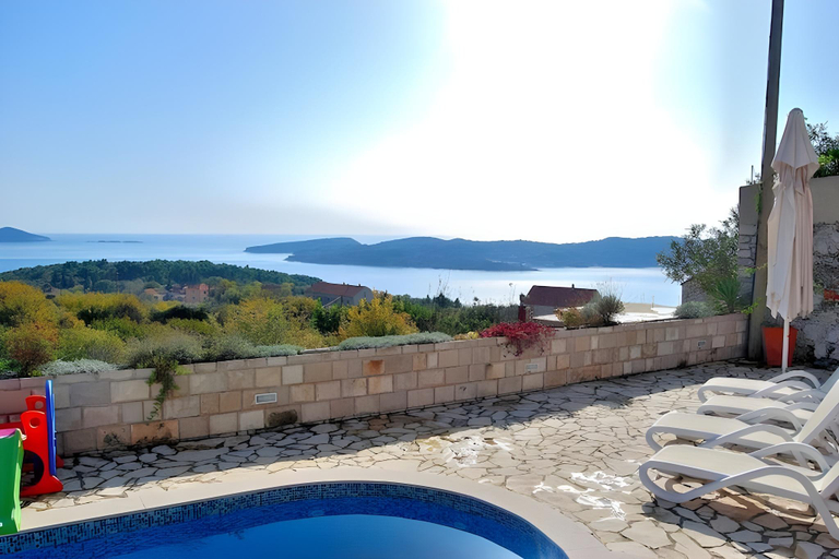 Sport & Beauty 2, Villa Tony - Five Bedroom Villa with Terrace, Swimming Pool and Sea View, Pojezerje