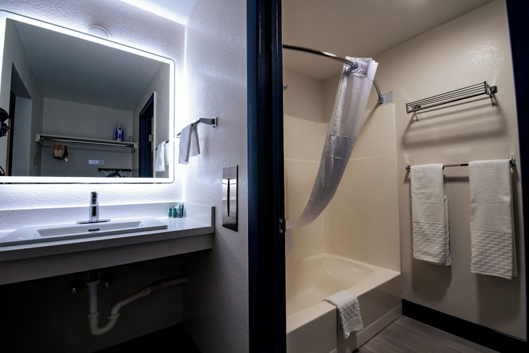 Bathroom 5, Surestay By Best Western Forsyth, Rosebud