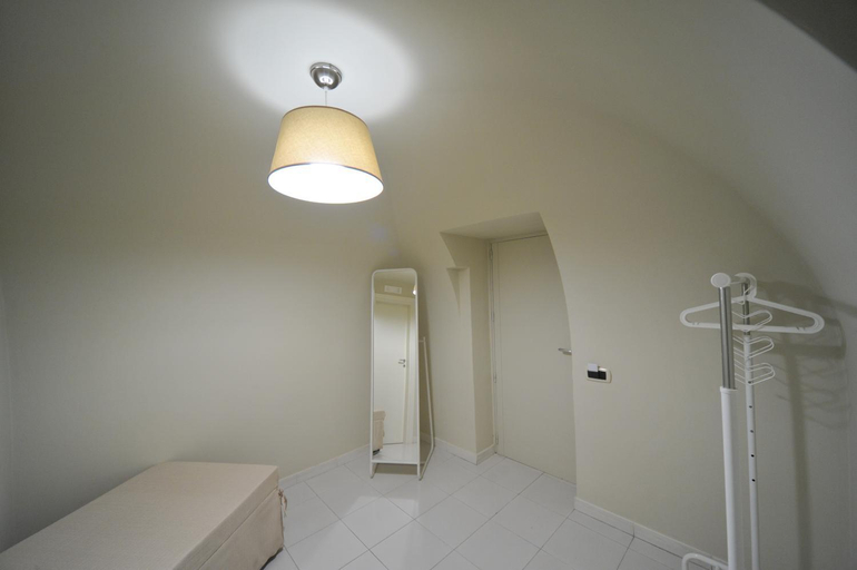 Others 4, Gatto Bianco House, Bari