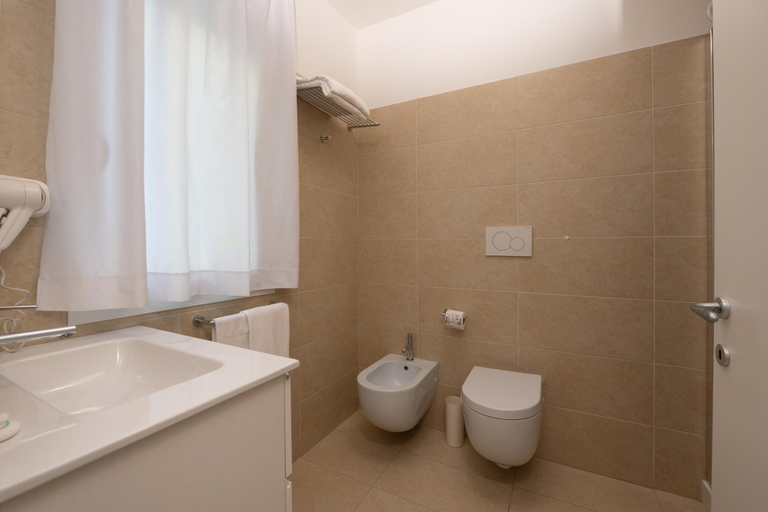 Bathroom 3, Hotel Astoria, Venezia