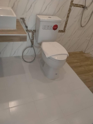 Bathroom 2, โรงแรมควีนส์ (Queen), Phunphin