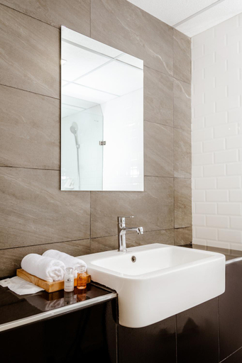 Bathroom 5, Grand Sattahip Hotel, Sattahip