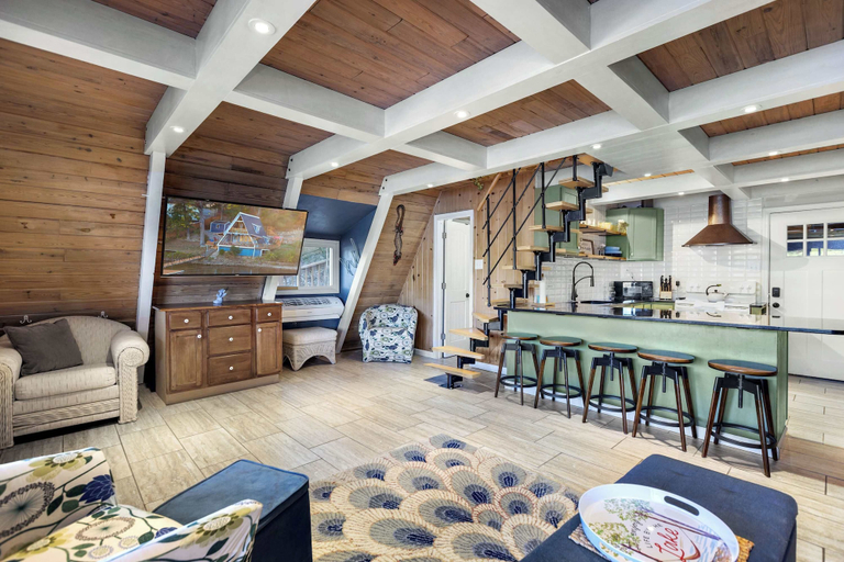 Food & Drinks 4, Sunrise Oasis - Enjoy Lakefront Living, Camden