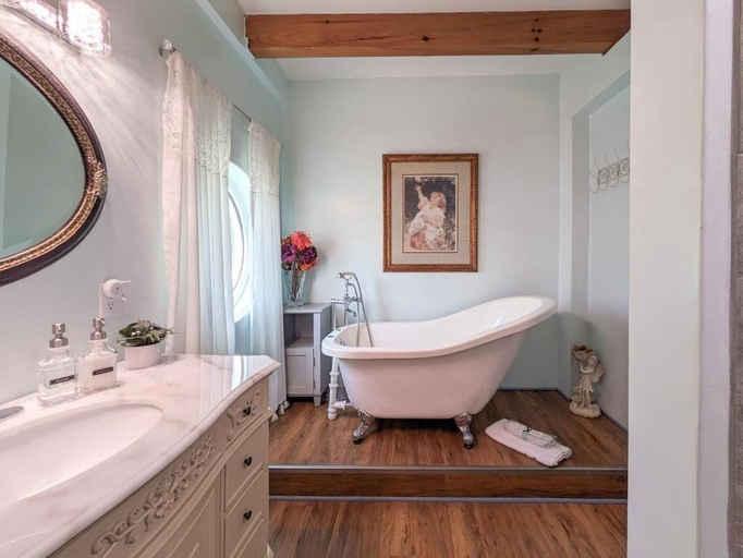 Bathroom 4, Uhuburg Castle, White
