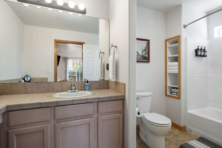 Bathroom, Taft at Old Mill - Pet-friendly & Near Downtown, Deschutes