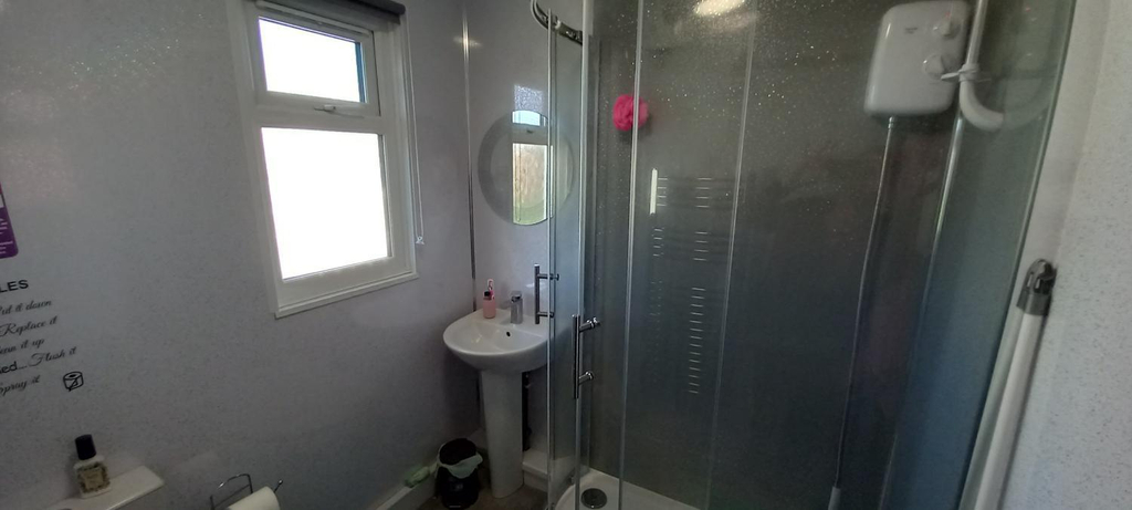 Others 5, 3 Bed Chalet - Sleeps 6 - Parking - Garden - Wifi, Norfolk