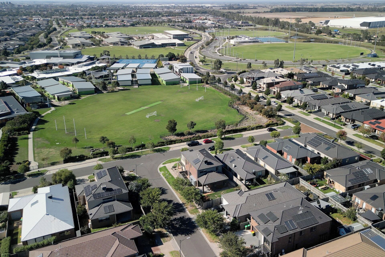 Exterior & Views 2, StayAU Pakenham 5 BRM Oasis Pet-friendly, Cardinia - Pakenham