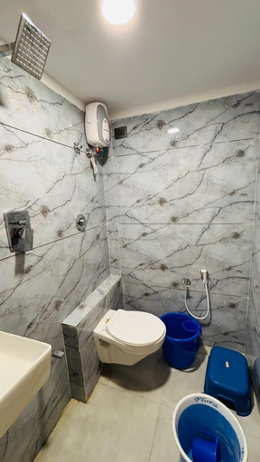 Bathroom, Hotel kings villa, Ahmadabad