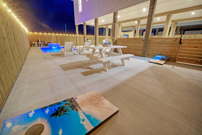 Food & Drinks 5, Flirty Flamingo by Avantstay Private Pool, Firepit, Balcony, Nueces