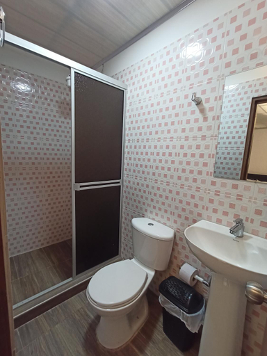 Bathroom 2, Hotel Malaki, Isnos
