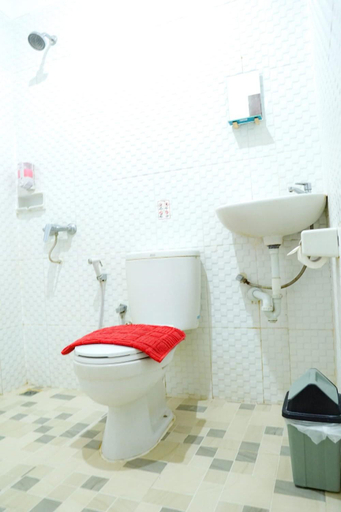 Bathroom, Front One Inn Malang, Malang