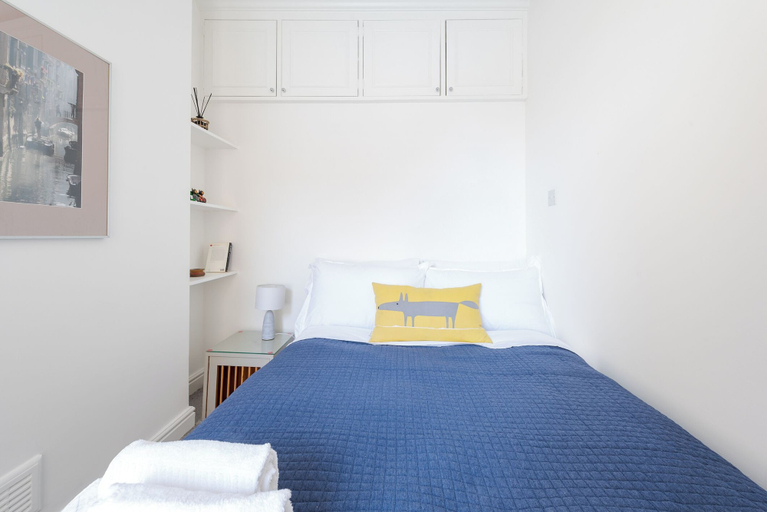 Bedroom 2, Bright two Bedroom Flat in Fashionable Fulham by Underthedoormat, London