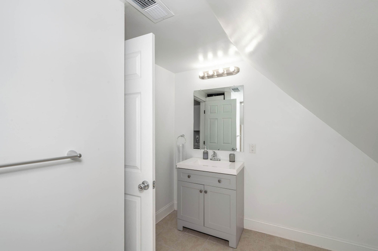 Bathroom 4, Suites on Main 3, Kenton
