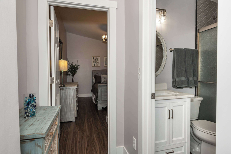 Bathroom 3, Heart of Mainstrasse Apt 2, Kenton