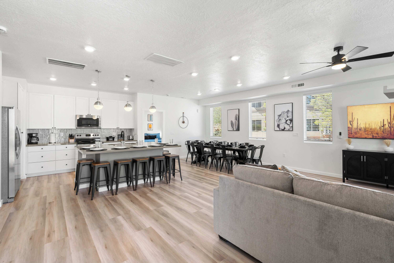 Food & Drinks, Vintage Desert 5 BDR w/ Resort Amenities, Washington