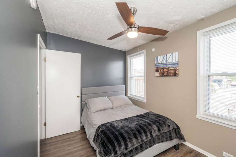 Bedroom 3, 3 Newport Lofts Near Cincy Sleeps 10, Campbell