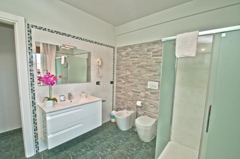 Bathroom 5, Hotel delle Alpi, Torino