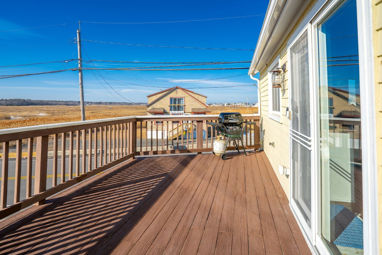 Others 4, Oceanfront Front Porch Back Deck Kitchen, York