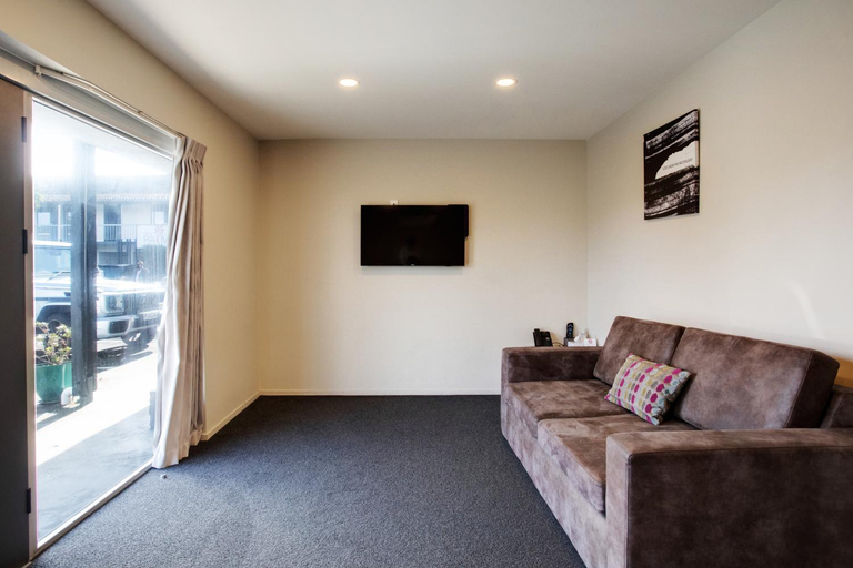 Others 5, Ellerslie Palms, Waitakere
