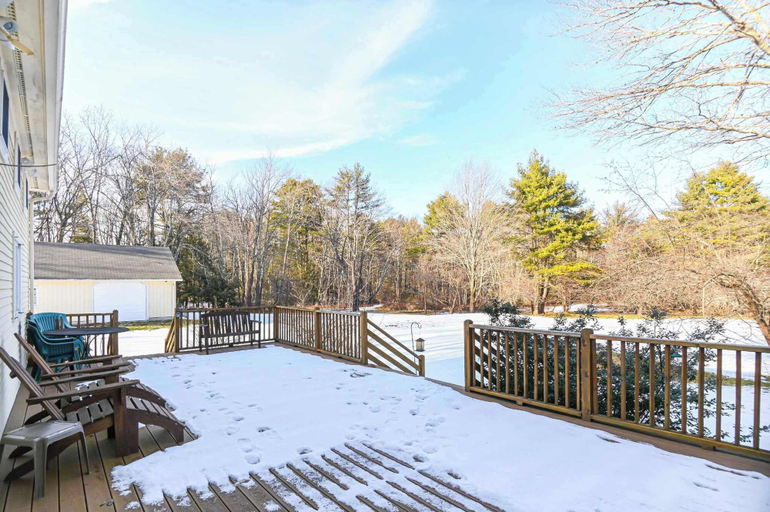Others 5, 4 BDR w/ Private Hot Tub, Backyard and Deck!, York