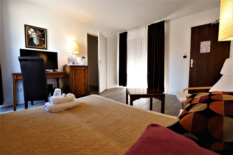 Bedroom 2, Hotel Des Tuileries, Gard