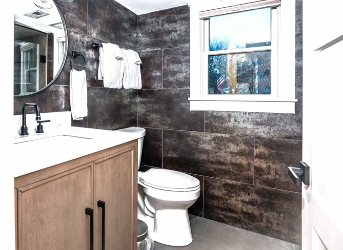 Bathroom 5, Gatsby Theme Near Downtown w Game Room, EV Charger, Walworth