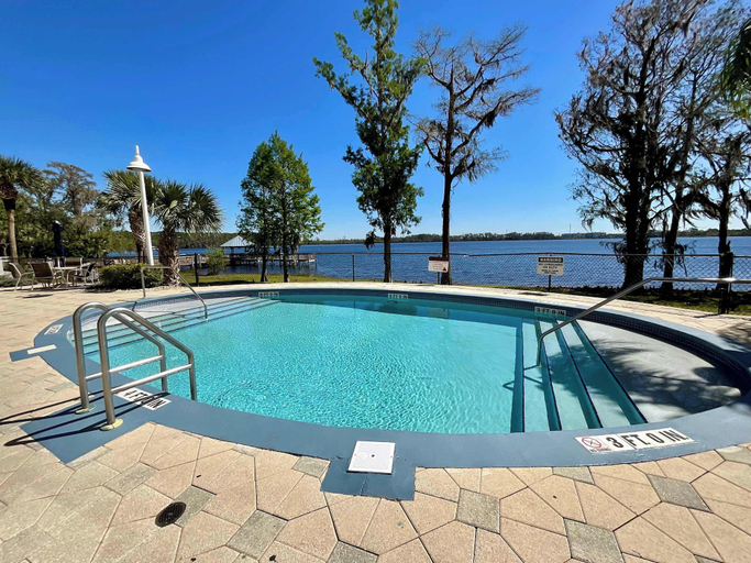 Sport & Beauty 5, Lake Views At Blue Heron, Orange