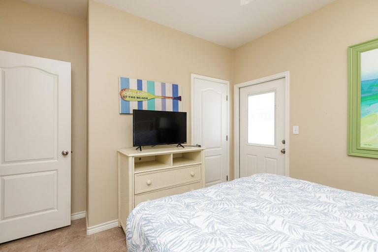 Bedroom, Comfy 2 Bedroom, Pets Allowed, Community Pool, Nueces