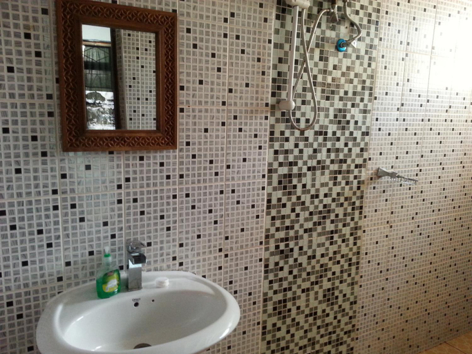 Bathroom 3, Mustapha' s Place, Kusini