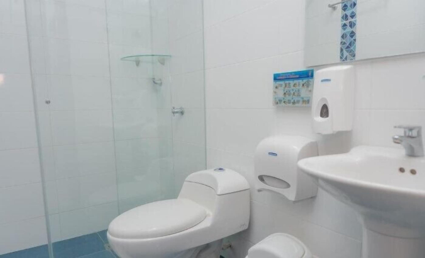 Bathroom 2, Hotel Aguamarina, Santa Marta (Dist. Esp.)