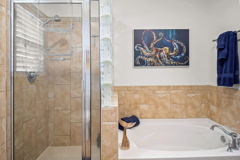 Bathroom 5, Fin and Feather - Cozy for 8, Nueces