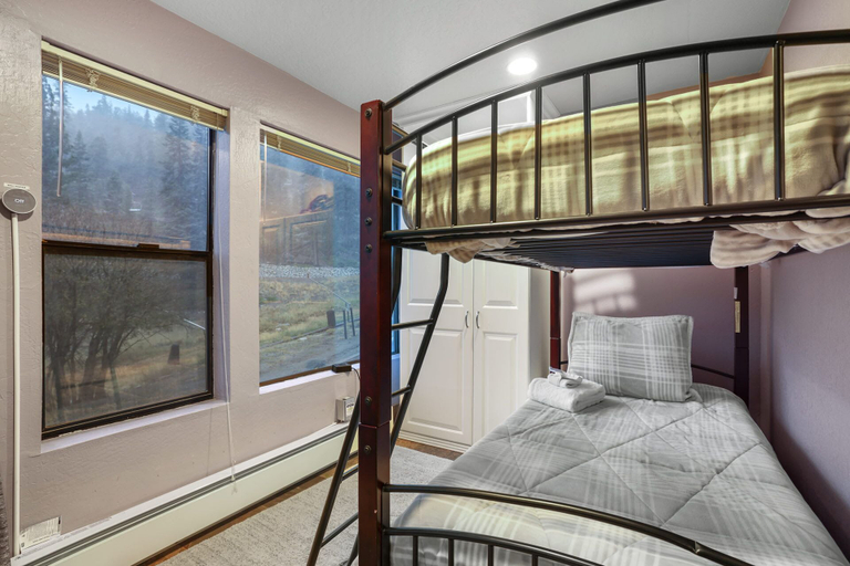 Bedroom 3, Ski In, Ski Out! 3 BDR Steps From Stagecoach Lift, Douglas