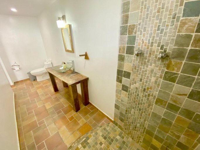 Bathroom 3, Bird Island Bungalows, Bocas del Toro