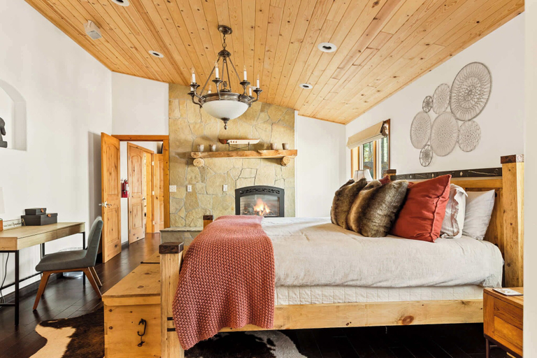 Bedroom 3, Summit Pine Lodge 4 BDR Minutes From Bear Lake!, San Bernardino