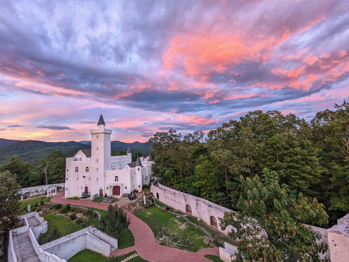 Exterior & Views 2, Uhuburg Castle, White