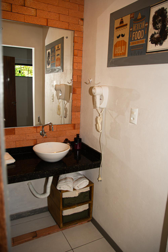 Bathroom 2, Pousada Makani, no centrinho do Rosa, Imbituba
