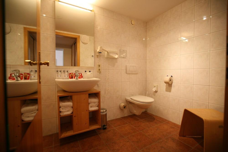 Bathroom 3, Aparthotel Saladina, Bludenz