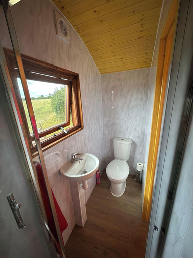 Bathroom 2, 1 Bed Hut - Sleeps 2 - Parking - Smoking, Bath and North East Somerset